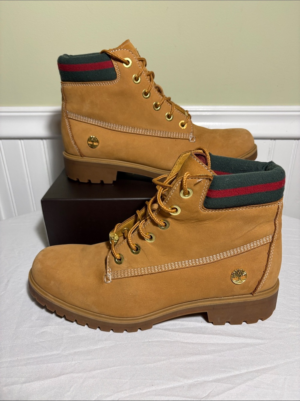 Timberland Women’s 6" Heritage Boot
Wheat Red Green Size 9 Preowned